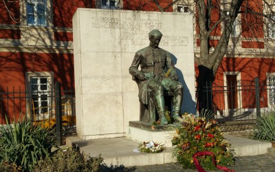 Budapest, I. Batthyány tér, Erzsébet-rendi apácák kórháza előtt (Kallós Ede, 1974 [1939], márvány borítású támfal előtt bronz szobor)
