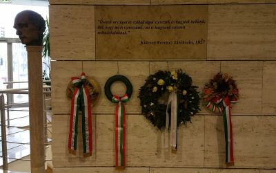 Debrecen, Hunyadi u. 1-3., Kölcsey Központ (Török Richárd, 1989, 2006-ban öntötték bronzba, fejszobor márványoszlop talapzaton)