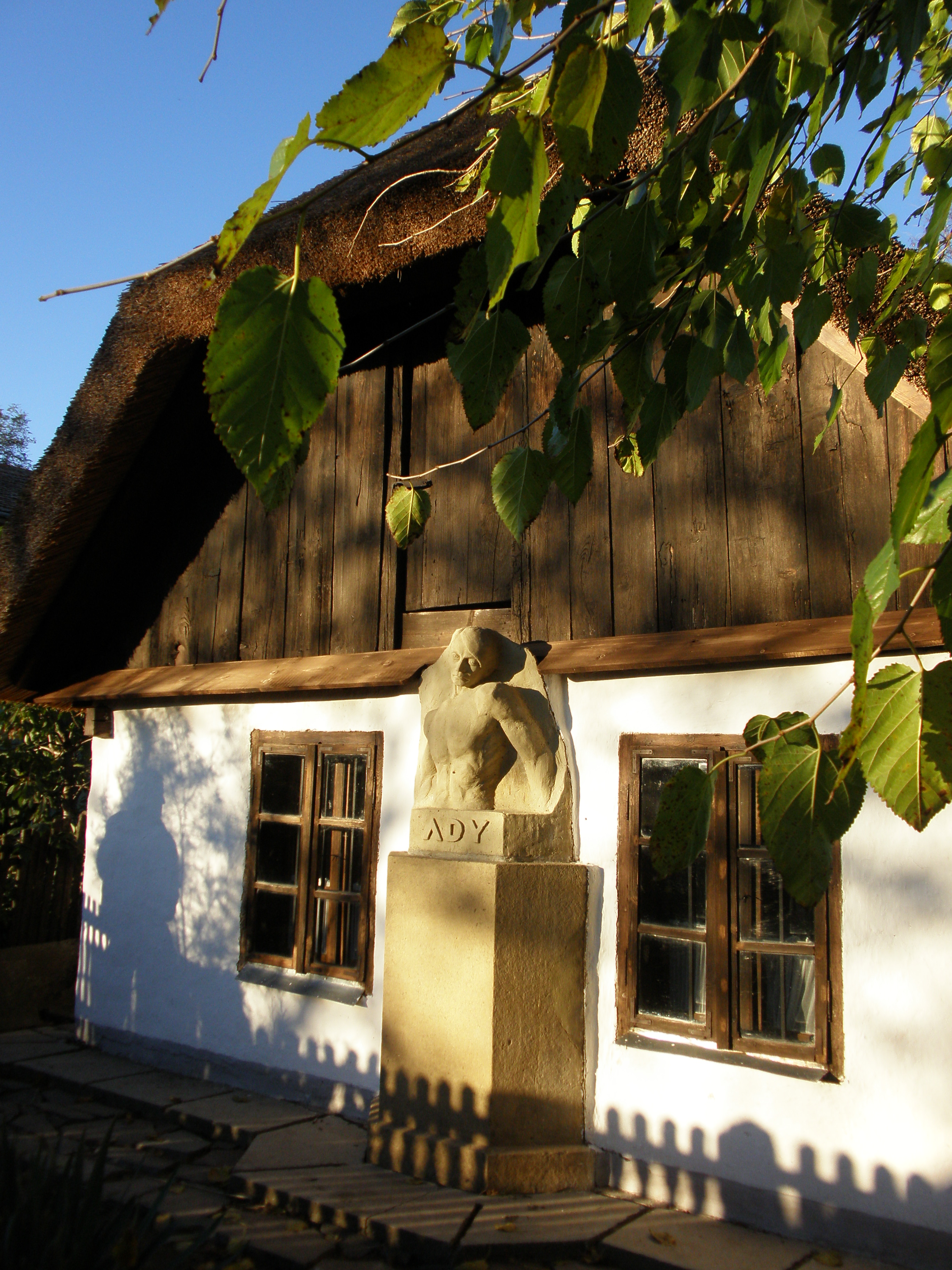 Szini Sebő Zoltán alkotása a szülőház homlokzatán