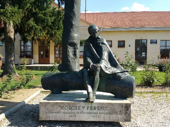 Marton László szobra a Művelődési Ház előtt