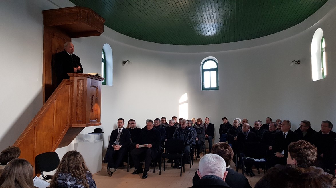 Ft. Csűry István püspök igét hirdet a felújított sződemeteri templomban